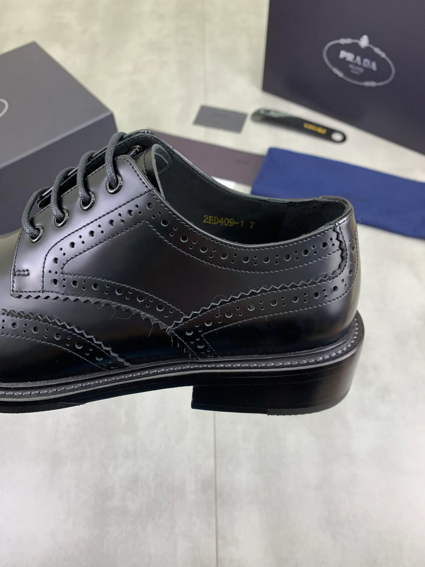Factory price P980 💰 (genuine leather outsole series) original quality, top version 🔱 ＰＲＡＤＡPrada. Men's business casual leather shoes, top quality cow leather. 1:1 shipment⬆️Luxurious and noble👞All imported original color-changed cowhide, just to create a more comfortable wearing experience. Upper: Original comfortable selected high-end color-changed calfskin➕Top imported water-dyed full cow lining, original lightweight and comfortable high-grade genuine leather outsole✔️Code number: 39-44 (38 45 46 47 can be customized)